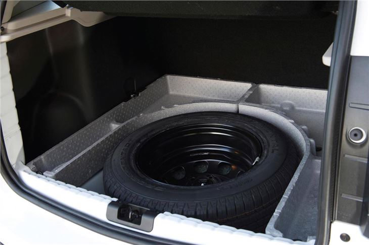 dacia_duster_access_k_spare_wheel.jpg