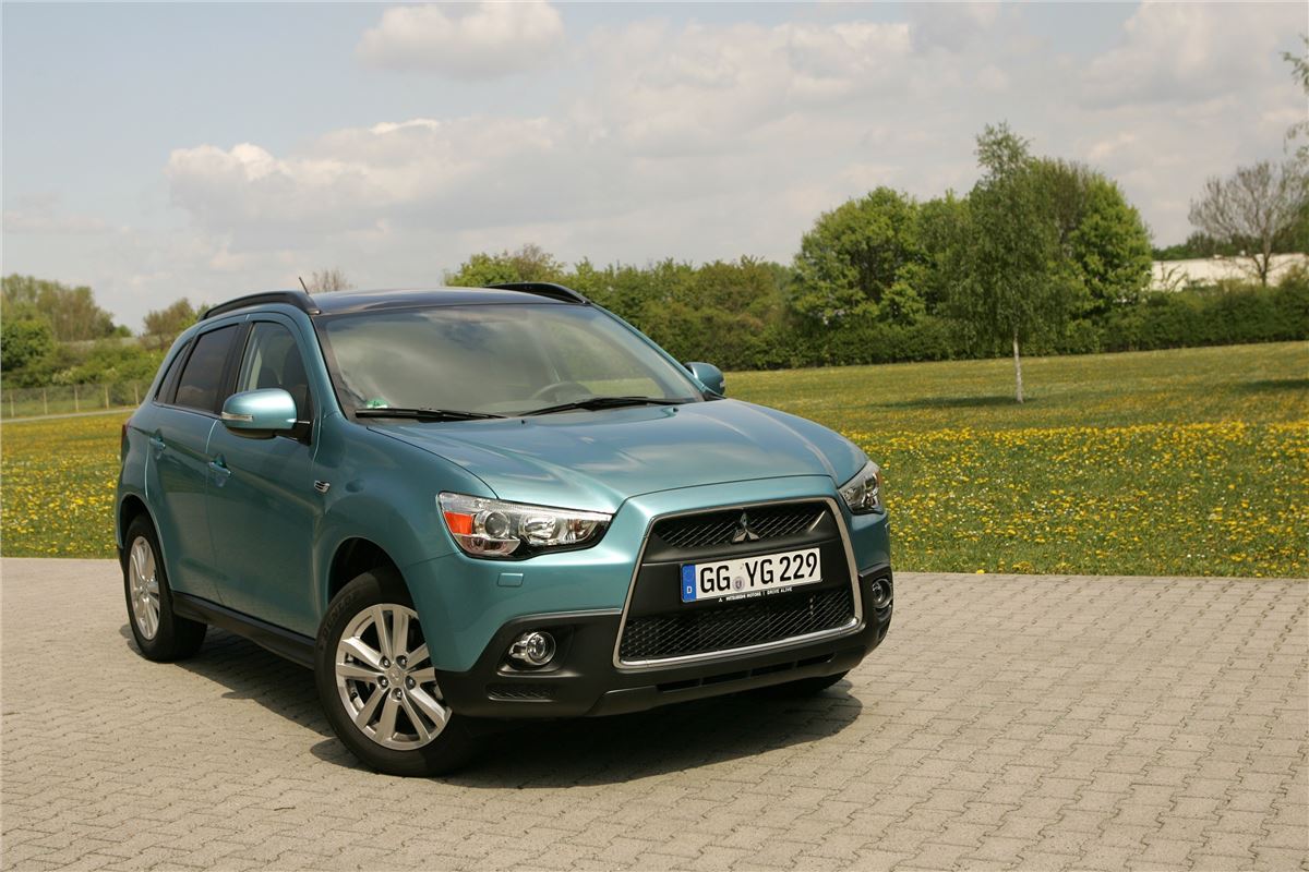 Обзор митсубиси. Mitsubishi ASX двухцветный. Мицубиси АСХ обзор. Mitsubishi ASX В зеленом цвете. Изумрудный цвет Мицубиси АСХ.