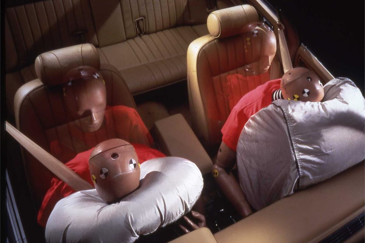 Скорость подушки безопасности. Подушка безопасности. Фронтальные подушки безопасности. Подушки безопасности в автомобиле. Airbag подушки безопасности.