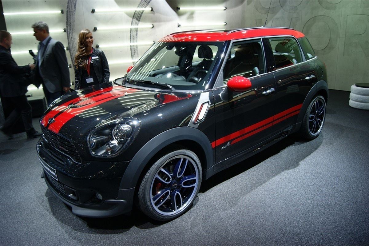 Mini Cooper Countryman с полосками