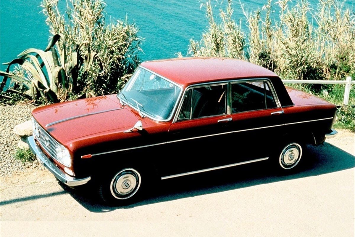Lancia thesis interior image