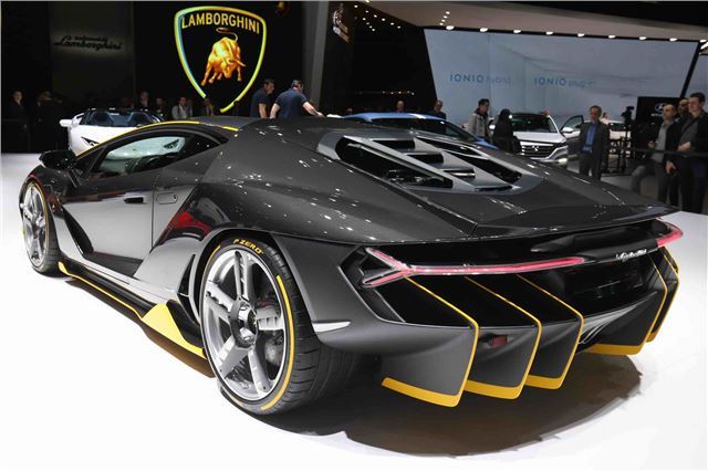 Review: Lamborghini Centenario (2016 - 2017) | Honest John