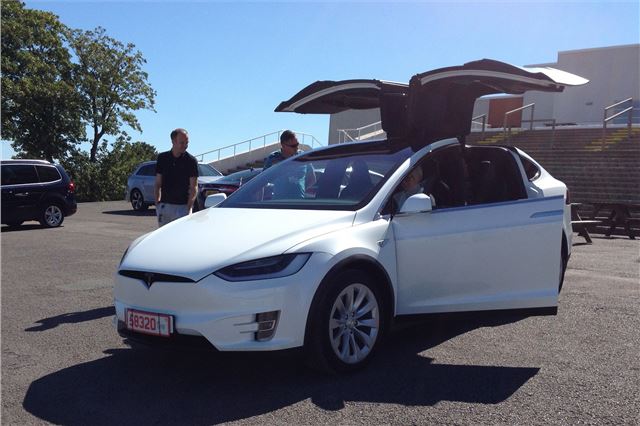 Review Tesla Model X 2015 Honest John