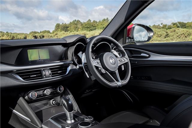 alfa romeo stelvio interni